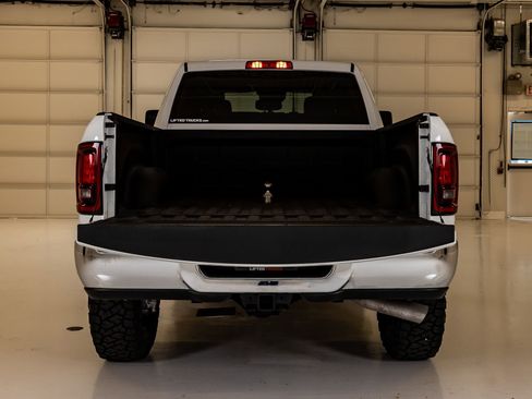 Used 2025 RAM 2500 Tradesman w/ Chrome Appearance Group AWD/4WD image 9
