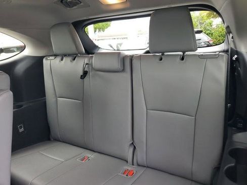 Used 2025 Toyota Highlander XLE FWD image 21