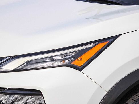 Used 2023 Nissan Rogue S image 10