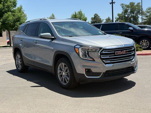 Used 2024 GMC Terrain SLT AWD/4WD image 3