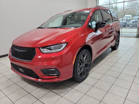 New 2026 Chrysler Pacifica Select w/ S Appearance Package AWD/4WD image 2