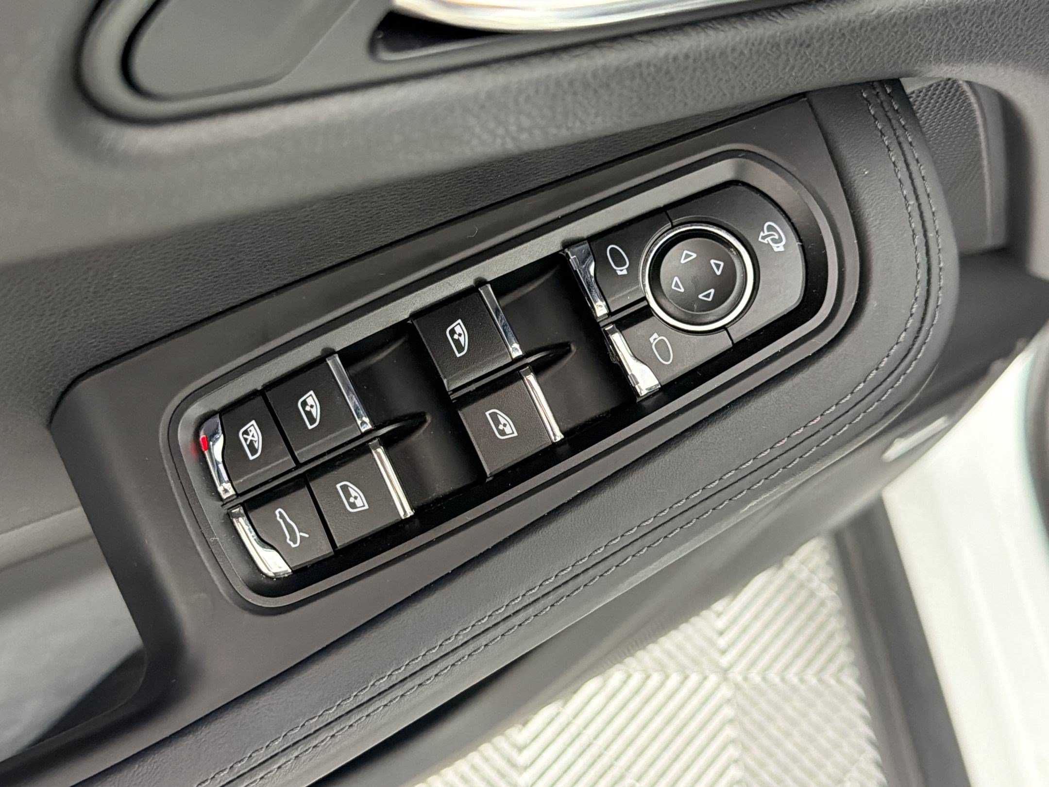 Certified 2025 Porsche Macan AWD/4WD image 13