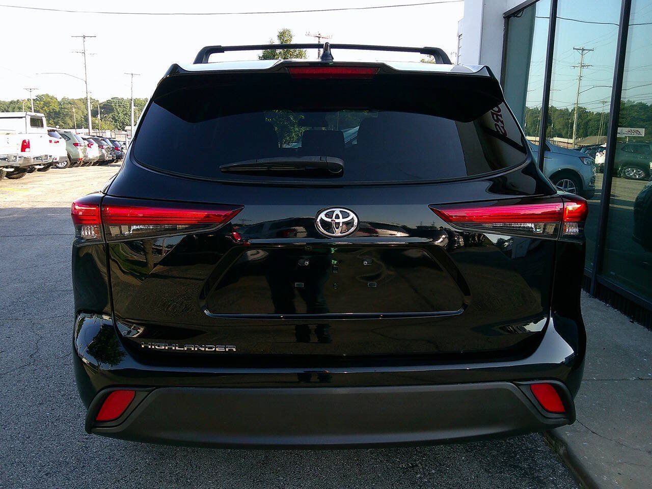 Used 2021 Toyota Highlander L FWD image 6