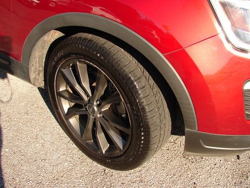 Used 2018 Ford Explorer XLT w/ Equipment Group 202A image 3