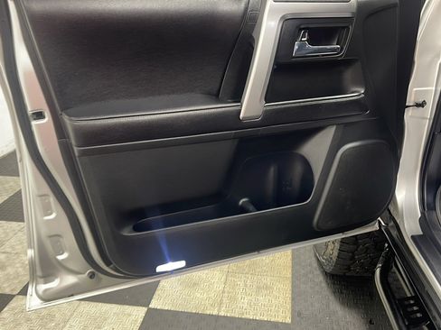 Used 2017 Toyota 4Runner SR5 AWD/4WD image 12