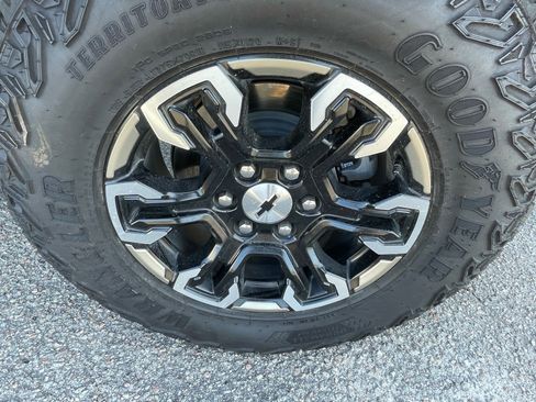 Used 2024 Chevrolet Silverado 1500 ZR2 image 17