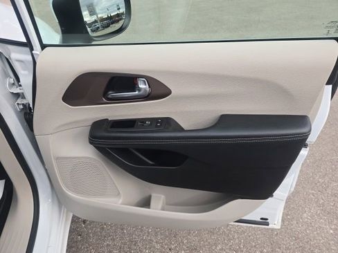 Used 2023 Chrysler Voyager LX image 34