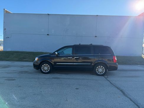 Used 2015 Chrysler Town & Country Touring-L w/ Driver Convenience Group image 4