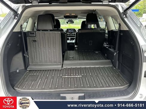 Used 2021 Toyota Highlander XLE AWD/4WD image 15