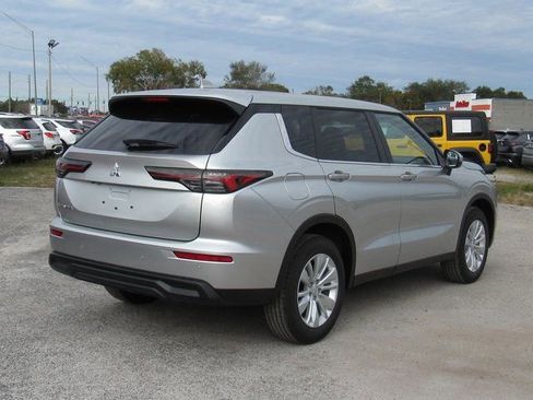 New 2026 Mitsubishi Outlander ES FWD image 3