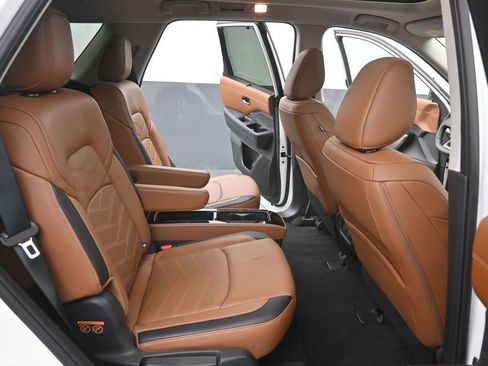 Used 2024 Nissan Pathfinder Platinum FWD image 23