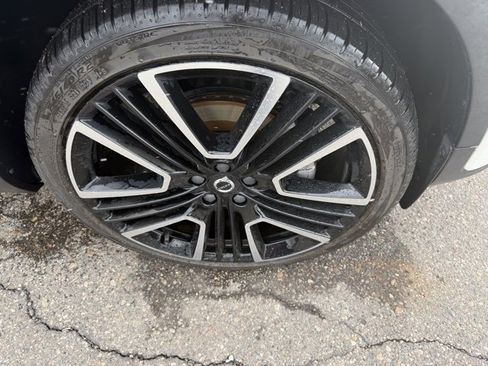 Used 2023 Volvo XC40 B5 Plus w/ Protection Package Premier image 4
