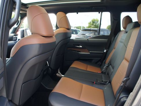 Used 2026 Lexus GX 550 w/ Accessory Package (ZB) AWD/4WD image 16