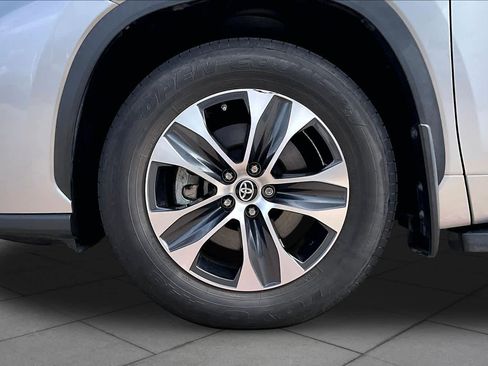 Used 2023 Toyota Highlander XLE FWD image 11