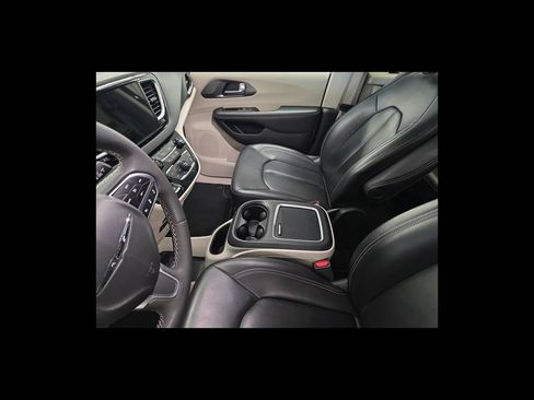 Used 2023 Chrysler Pacifica Touring-L FWD image 11