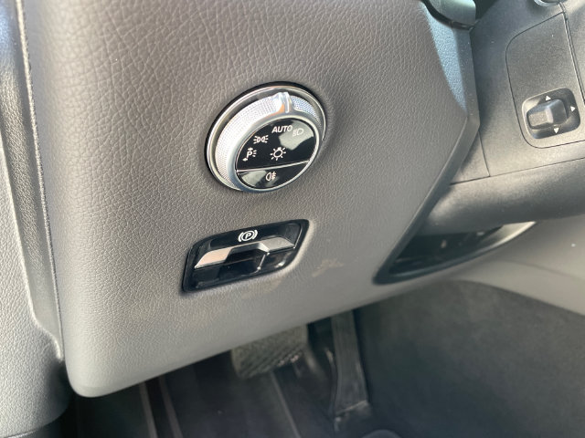 Used 2025 Mercedes-Benz GLC 300 4MATIC image 28