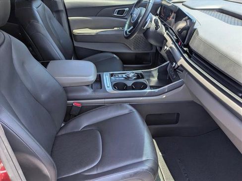 Used 2025 Kia Carnival EX FWD image 19