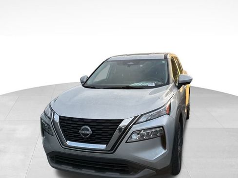 Used 2023 Nissan Rogue SV image 3