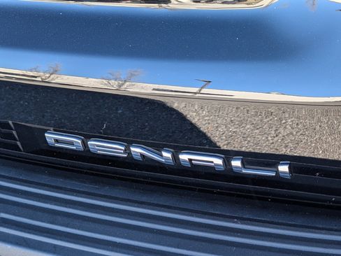 Used 2023 GMC Yukon XL Denali w/ Denali Reserve Package image 9