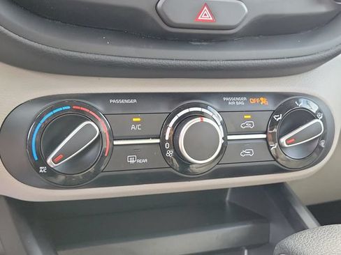 Used 2025 Kia Soul LX FWD image 32