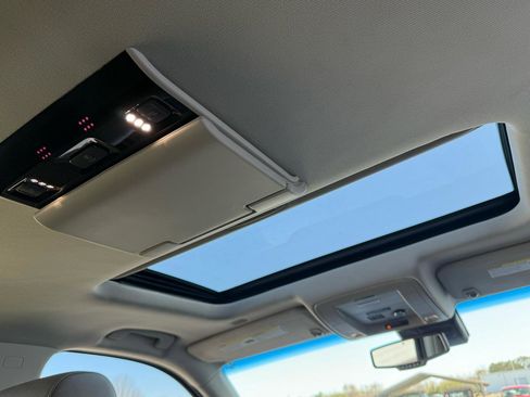 Used 2019 GMC Yukon SLT w/ Premium Edition image 16