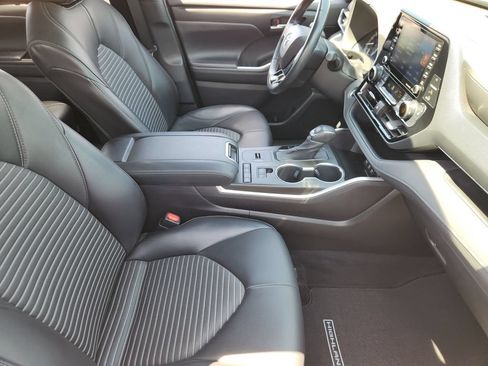 Used 2021 Toyota Highlander XSE FWD image 13