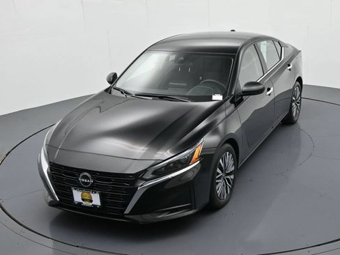 Used 2024 Nissan Altima 2.5 SV FWD image 16