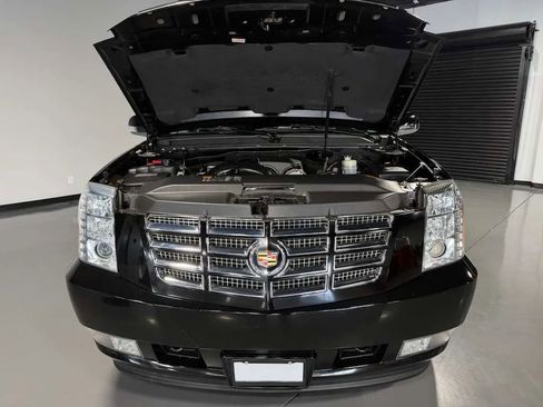 Used 2013 Cadillac Escalade AWD image 7