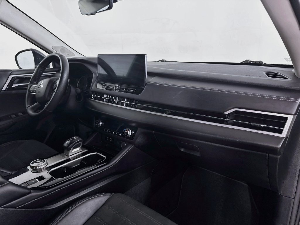 Used 2025 Mitsubishi Outlander SE FWD image 32