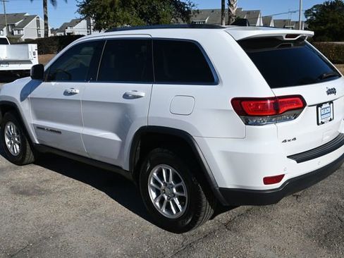 Used 2020 Jeep Grand Cherokee Laredo image 3