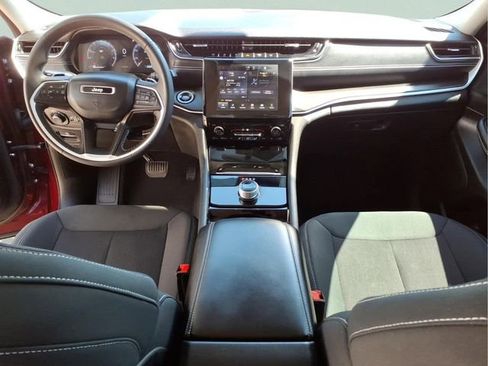 Used 2023 Jeep Grand Cherokee Laredo AWD/4WD image 21