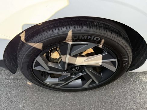 Certified 2025 Hyundai Elantra Limited FWD image 9