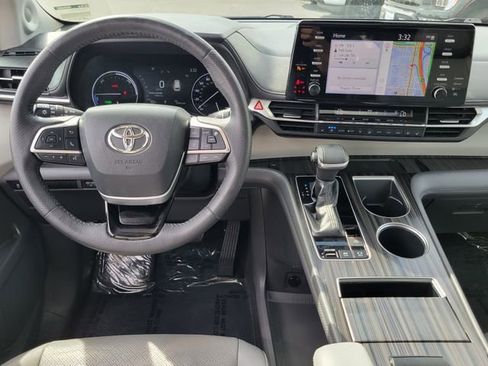 Used 2021 Toyota Sienna Limited FWD image 4