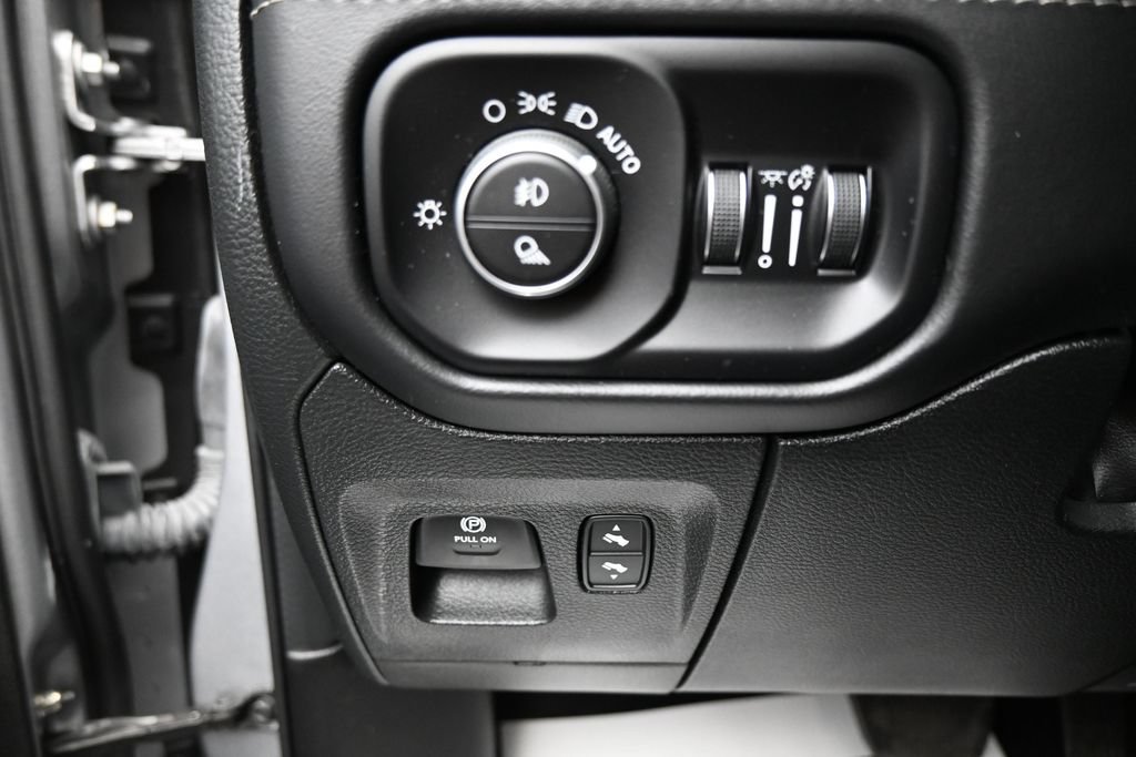 Used 2023 RAM 1500 Limited AWD/4WD image 12