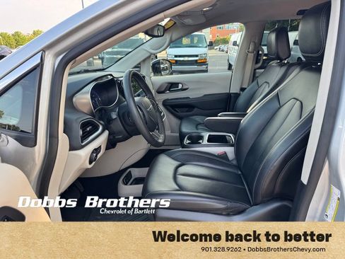 Used 2024 Chrysler Pacifica Touring-L FWD image 12