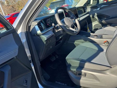 New 2026 Volkswagen Tiguan SE image 17