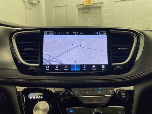 New 2026 Chrysler Pacifica Limited w/ Uconnect Theater Family Group image 15