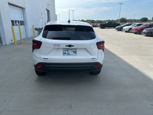 Used 2024 Chevrolet Trax RS w/ Sunroof Package FWD image 4