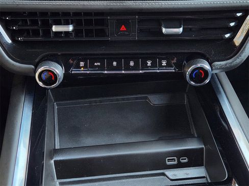 Used 2025 Chevrolet Suburban LS image 19