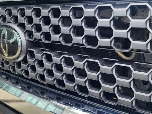 Used 2018 Toyota Tundra SR5 w/ SR5 Upgrade Package AWD/4WD image 16
