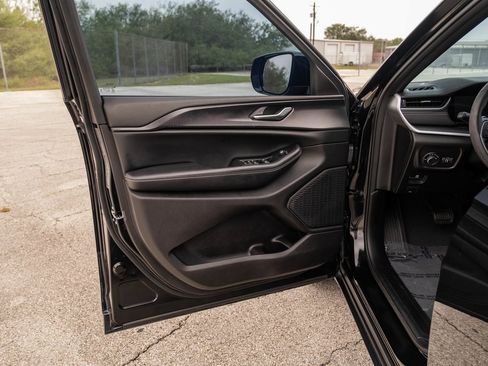 Used 2023 Jeep Grand Cherokee Altitude image 10