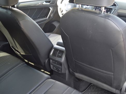 Used 2022 Volkswagen Tiguan SE image 33