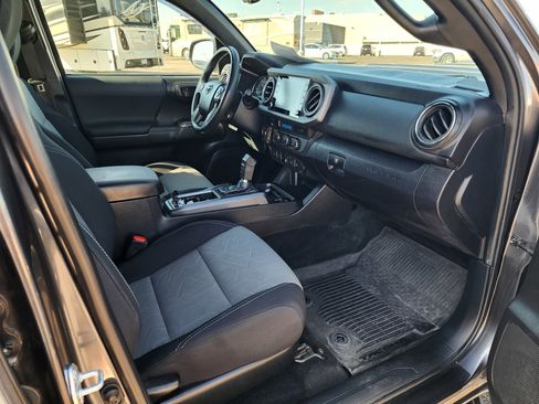 Used 2022 Toyota Tacoma TRD Sport w/ Technology Package RWD image 15