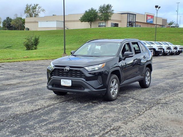 Used 2025 Toyota RAV4 XLE AWD/4WD image 14