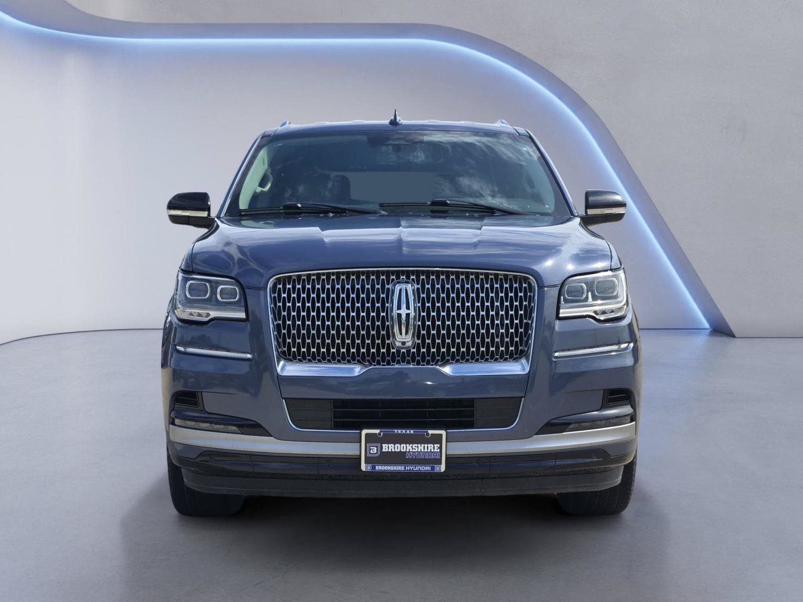 Used 2023 Lincoln Navigator 2WD image 2