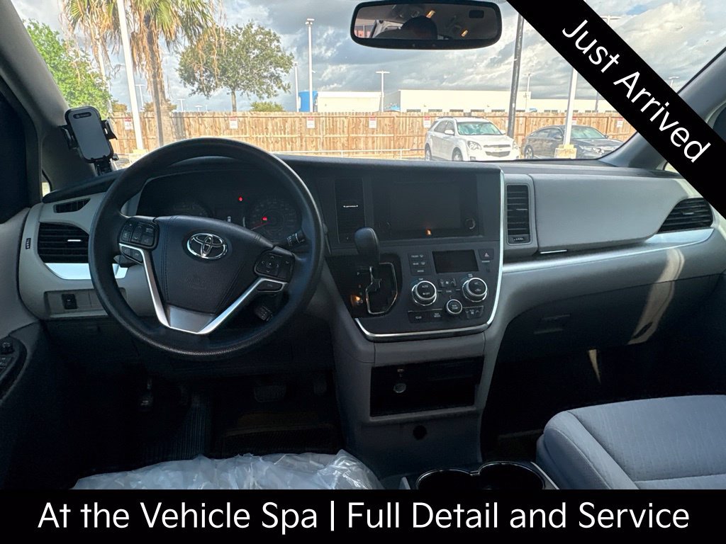 Used 2017 Toyota Sienna LE FWD image 5