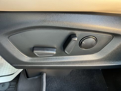 Used 2022 Ford Explorer XLT w/ Equipment Group 202A image 16