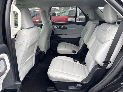 Used 2025 Ford Explorer Platinum AWD/4WD image 19