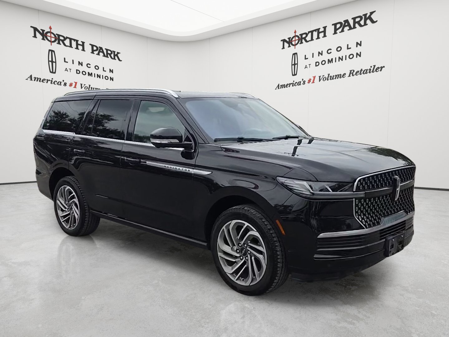 Used 2025 Lincoln Navigator Reserve AWD/4WD image 7
