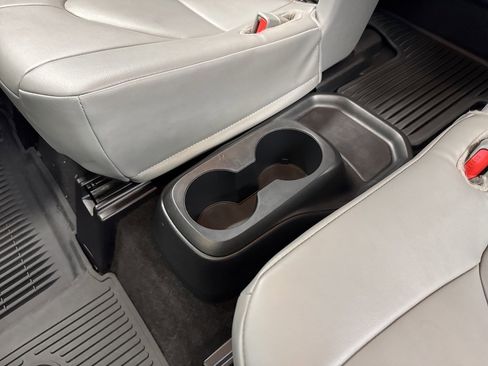 Certified 2024 Toyota Highlander XLE image 42